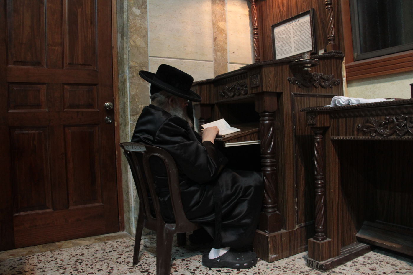 פֵּרְשָׂה צִיּוֹן בְּיָדֶיהָ, אֵין מְנַחֵם לָהּ • גלריה ירושלמית