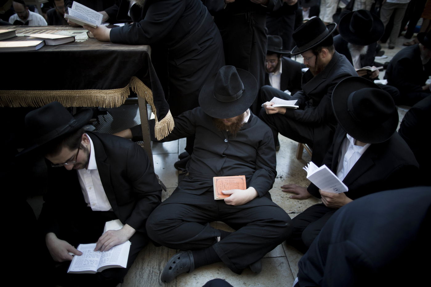 עַל הַר-צִיּוֹן שֶׁשָּׁמֵם: אלפים מתאבלים בכותל • גלריה