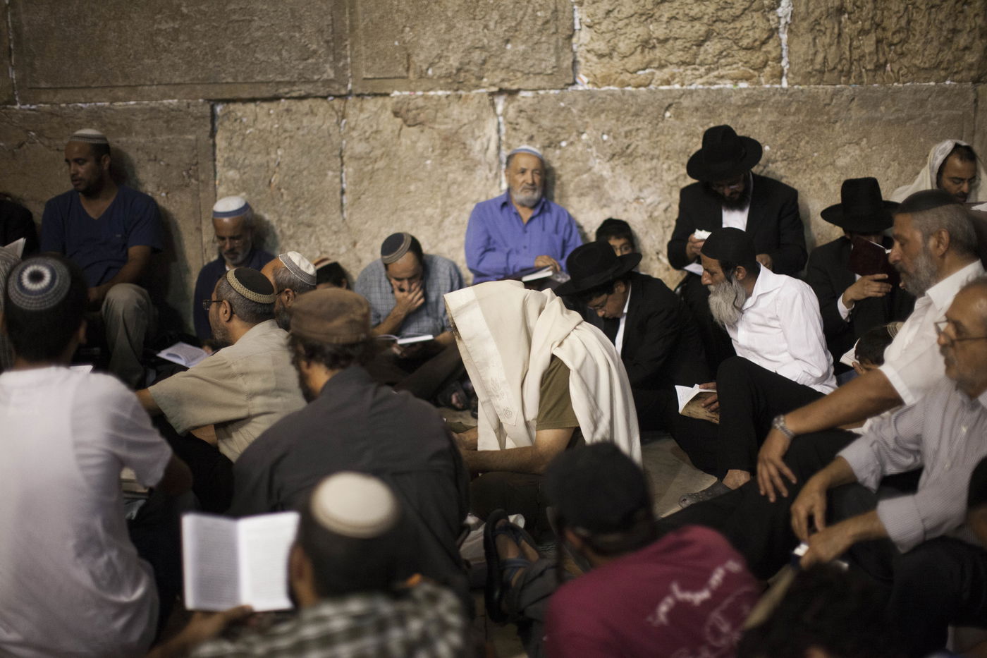 עַל הַר-צִיּוֹן שֶׁשָּׁמֵם: אלפים מתאבלים בכותל • גלריה