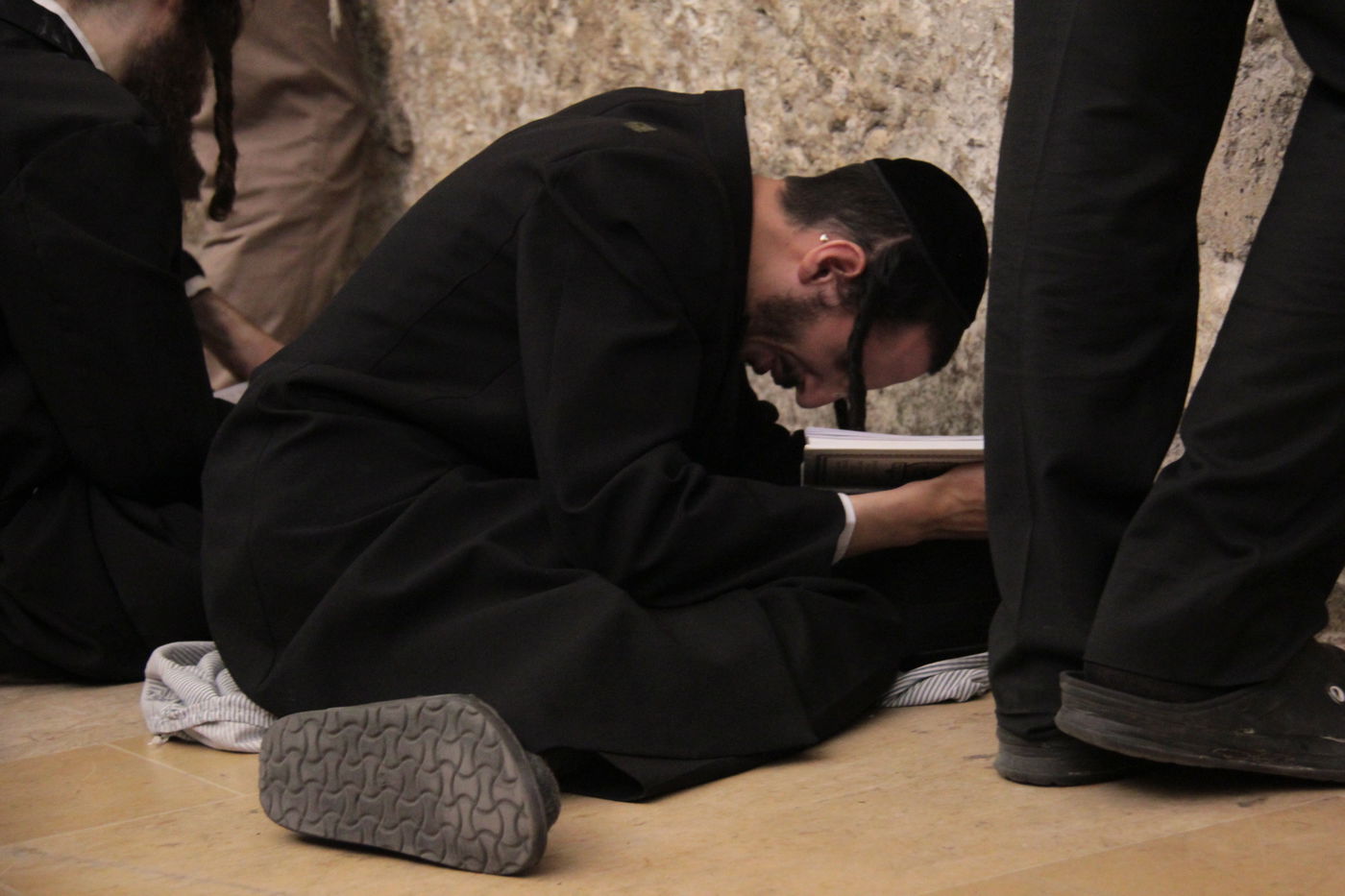 פֵּרְשָׂה צִיּוֹן בְּיָדֶיהָ, אֵין מְנַחֵם לָהּ • גלריה ירושלמית