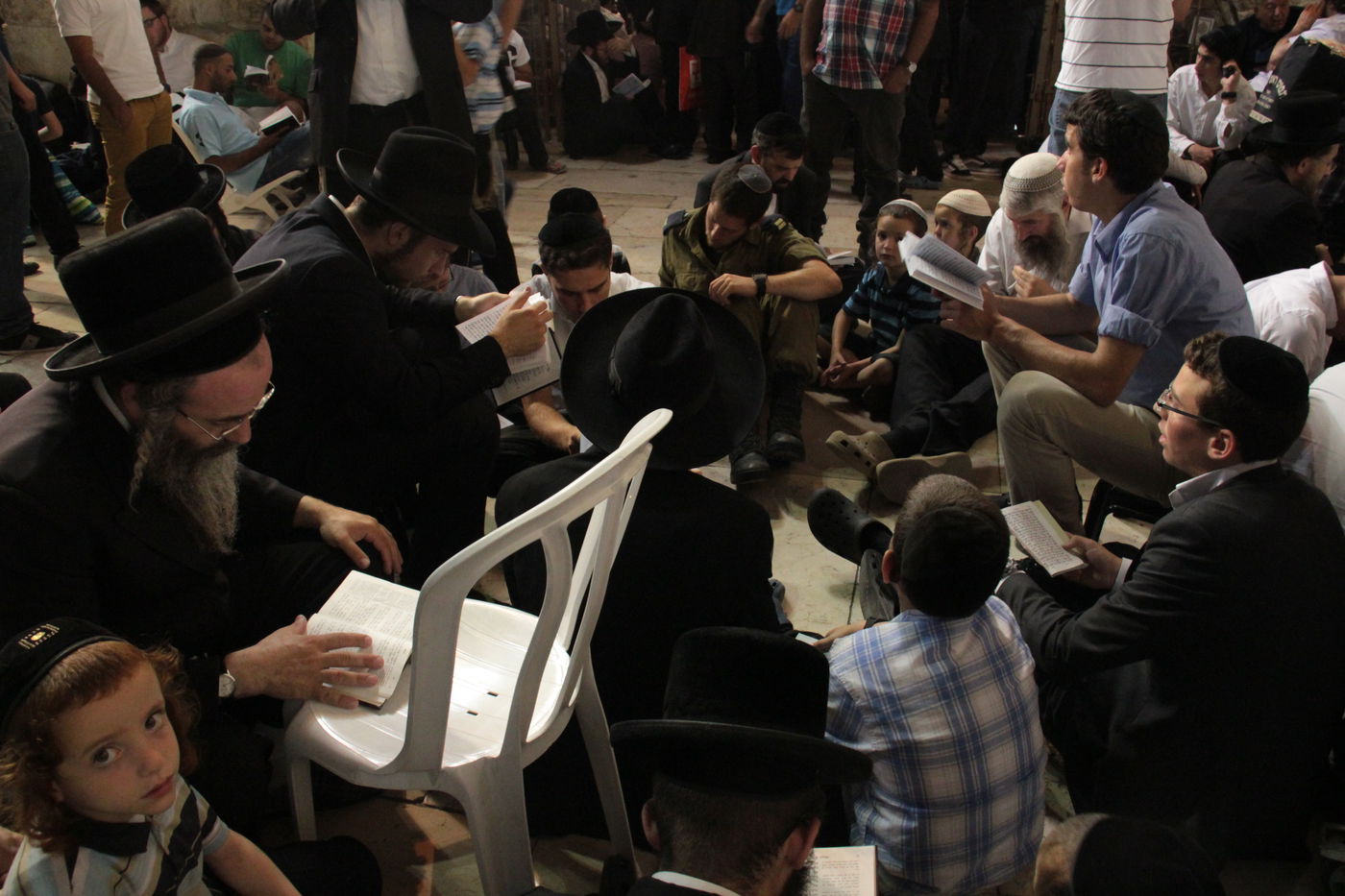 פֵּרְשָׂה צִיּוֹן בְּיָדֶיהָ, אֵין מְנַחֵם לָהּ • גלריה ירושלמית