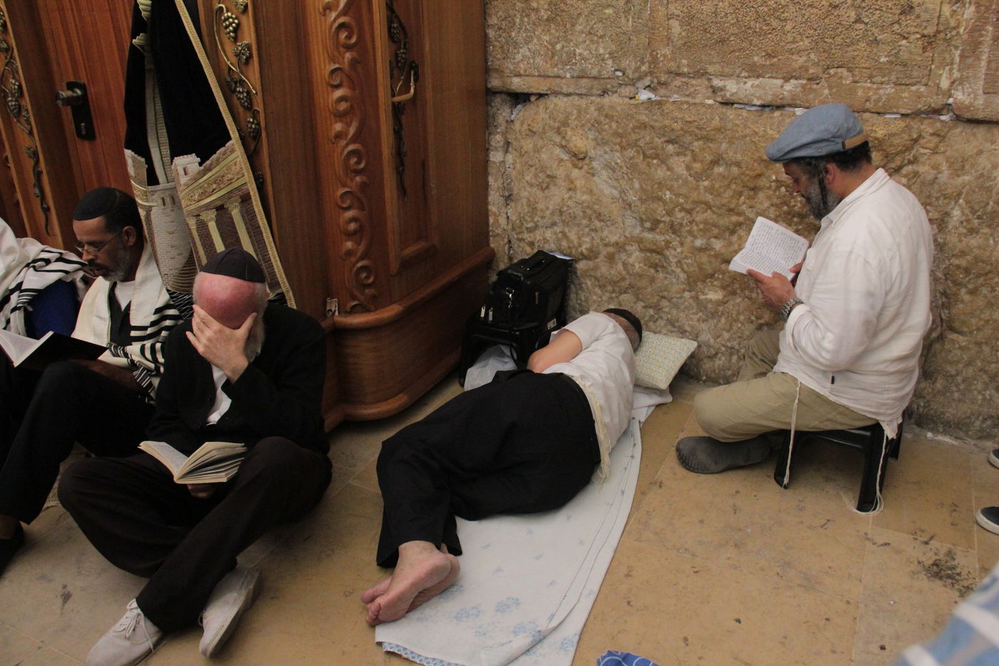 פֵּרְשָׂה צִיּוֹן בְּיָדֶיהָ, אֵין מְנַחֵם לָהּ • גלריה ירושלמית