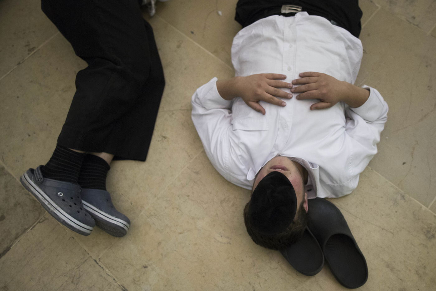 עַל הַר-צִיּוֹן שֶׁשָּׁמֵם: אלפים מתאבלים בכותל • גלריה