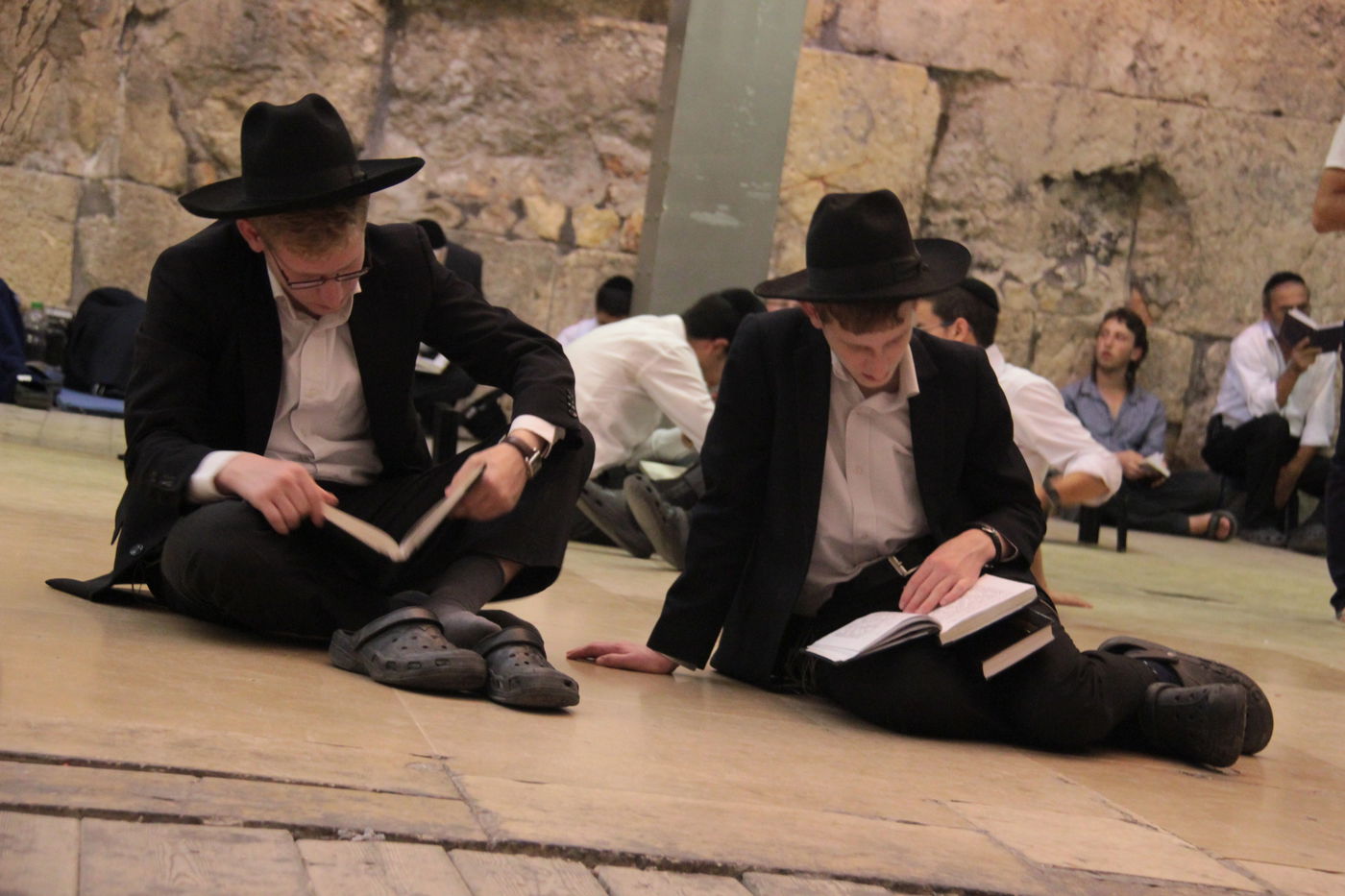 פֵּרְשָׂה צִיּוֹן בְּיָדֶיהָ, אֵין מְנַחֵם לָהּ • גלריה ירושלמית