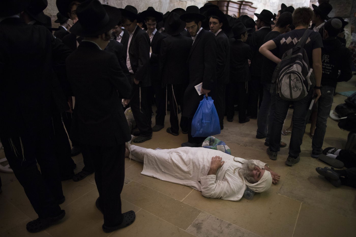 עַל הַר-צִיּוֹן שֶׁשָּׁמֵם: אלפים מתאבלים בכותל • גלריה