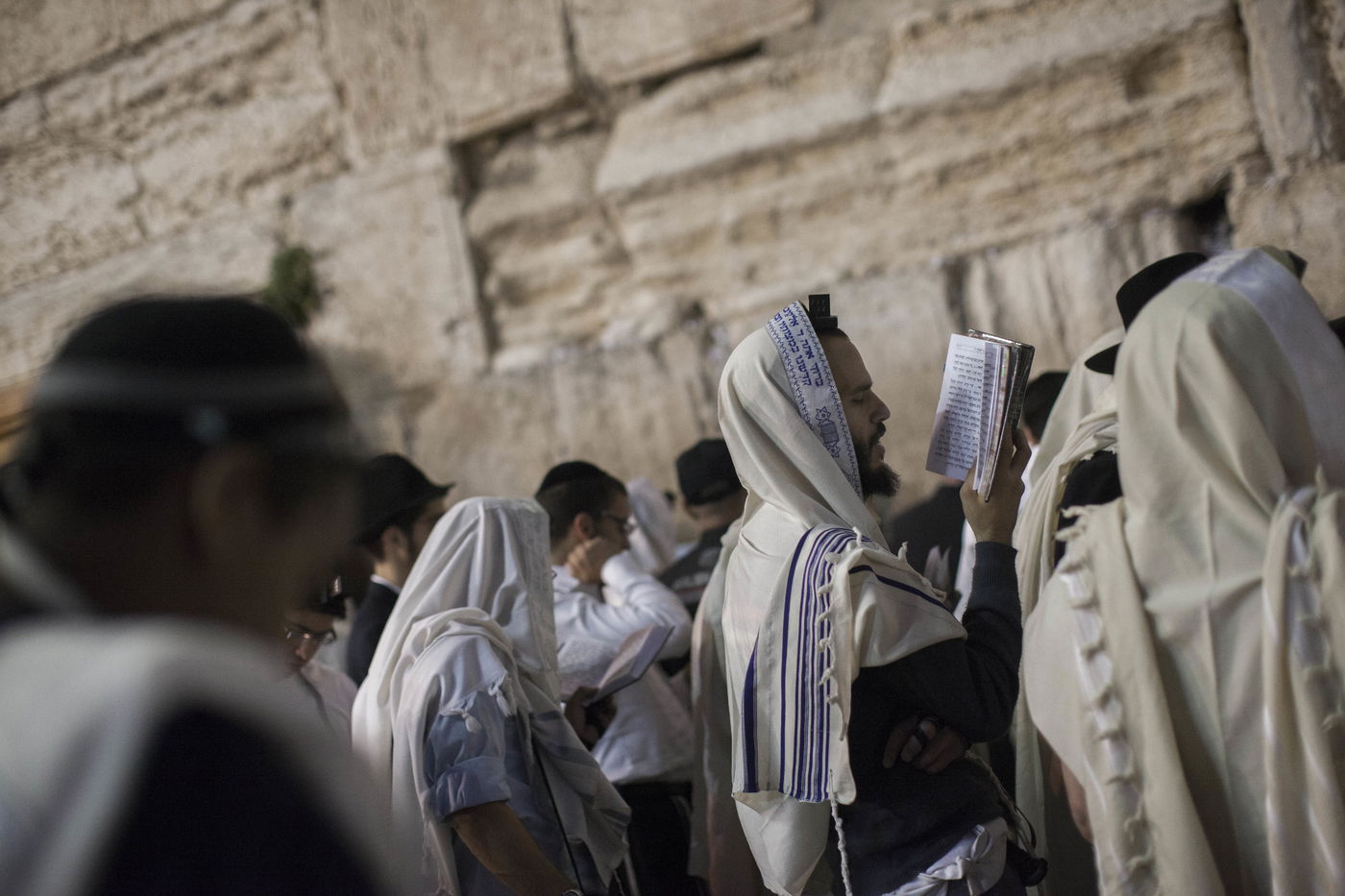 עַל הַר-צִיּוֹן שֶׁשָּׁמֵם: אלפים מתאבלים בכותל • גלריה