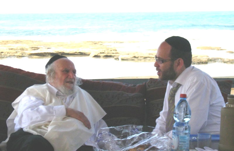 הגר"ש אויערבך נופש עם מקורבו בן ציון נורדמן