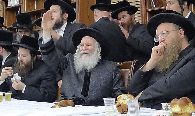 האדמו"ר מבאבוב בטיש היארצייט