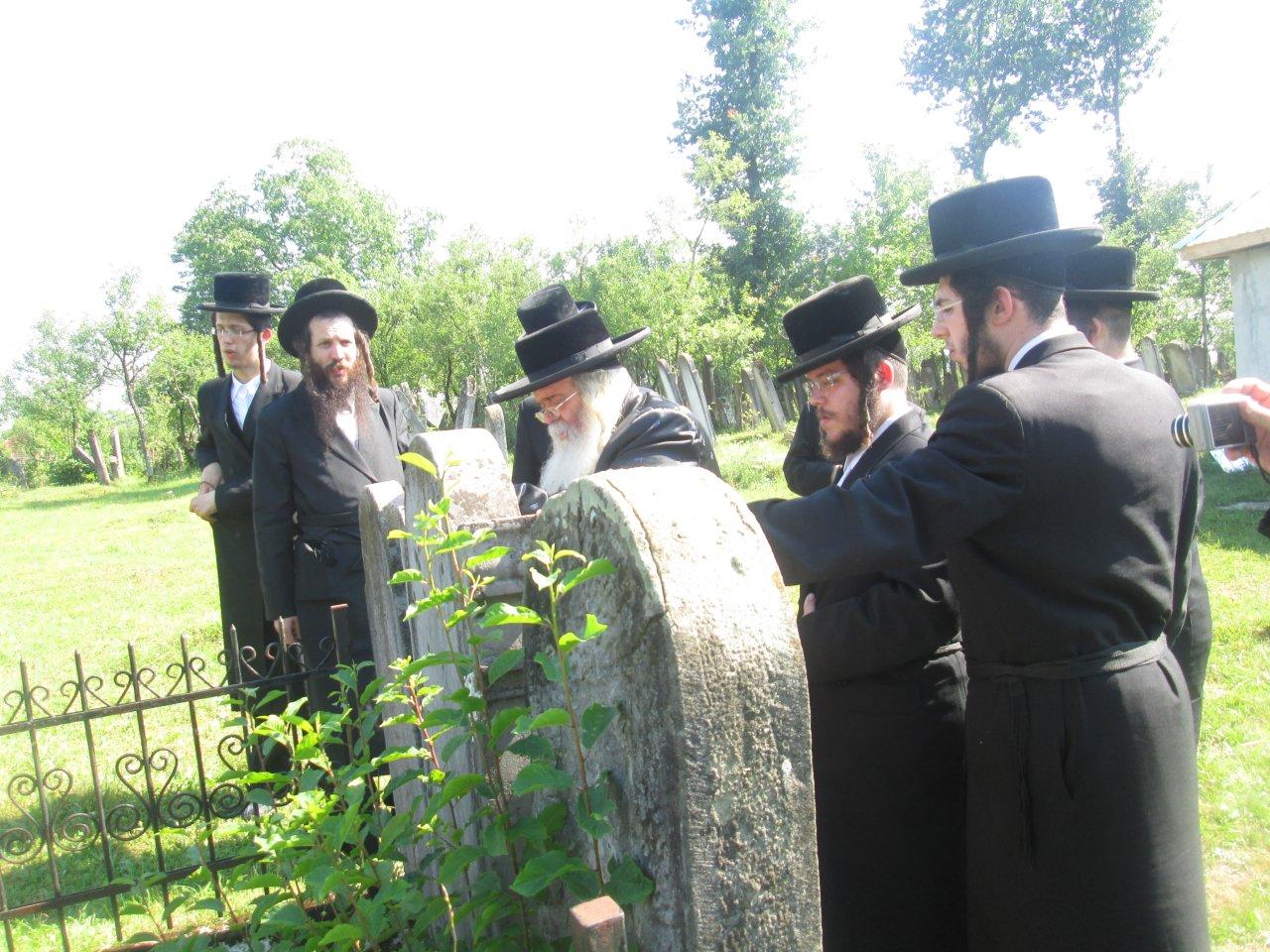 גלריה: האדמו"ר מקרעטשניף ירושלים השתטח על קברי צדיקים