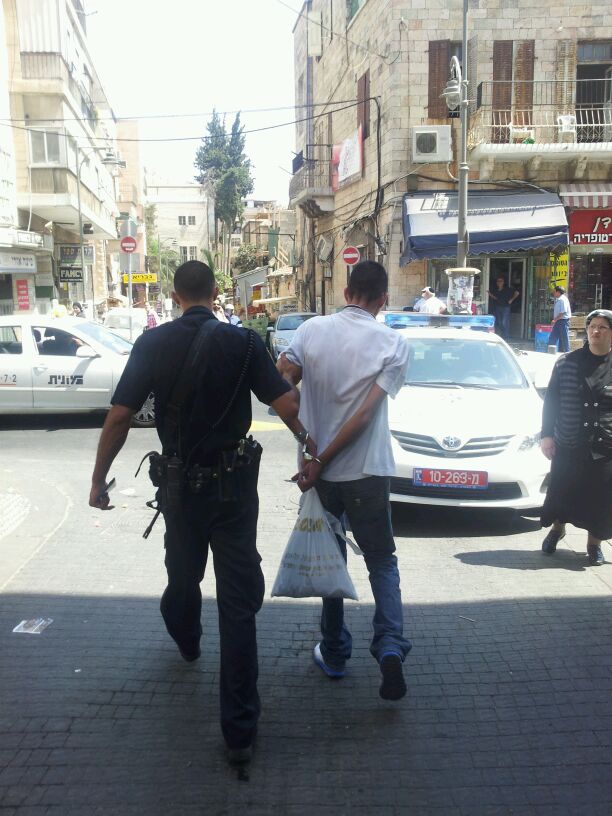 גנב נלכד בשכונת גאולה והועבר למשטרה • צפו