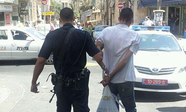 הגנב לאחר שהועבר לשוטרים