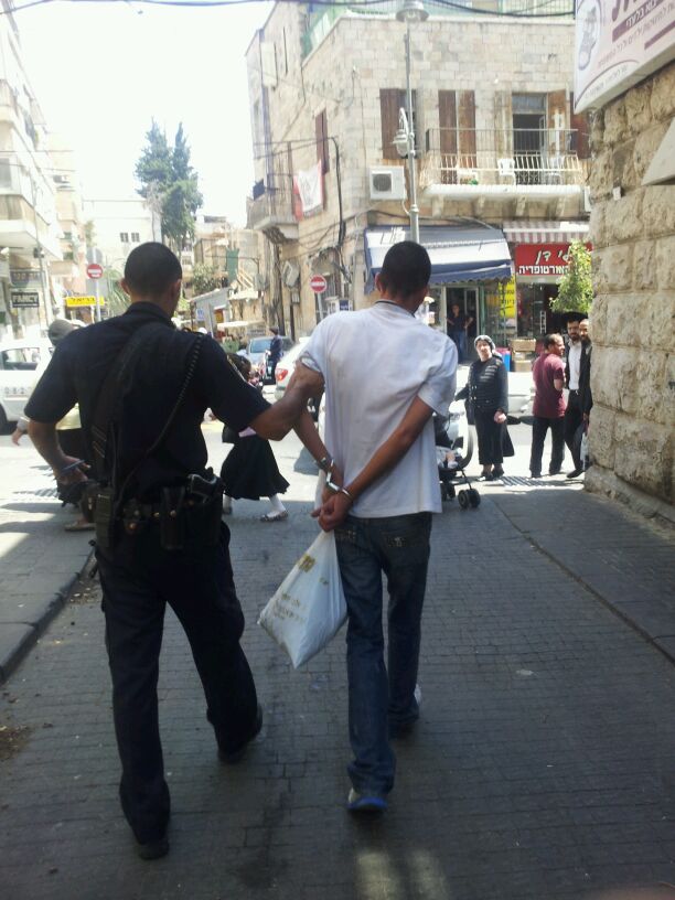 גנב נלכד בשכונת גאולה והועבר למשטרה • צפו