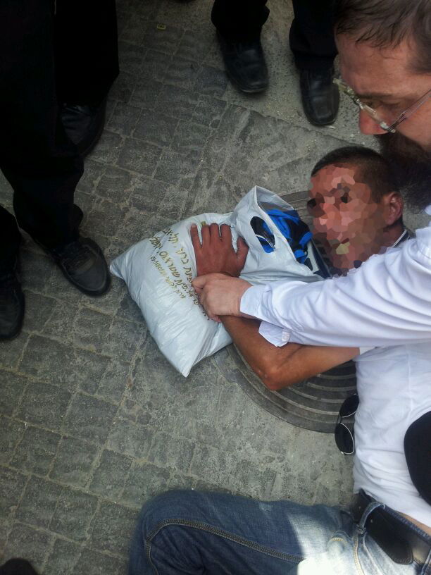 גנב נלכד בשכונת גאולה והועבר למשטרה • צפו