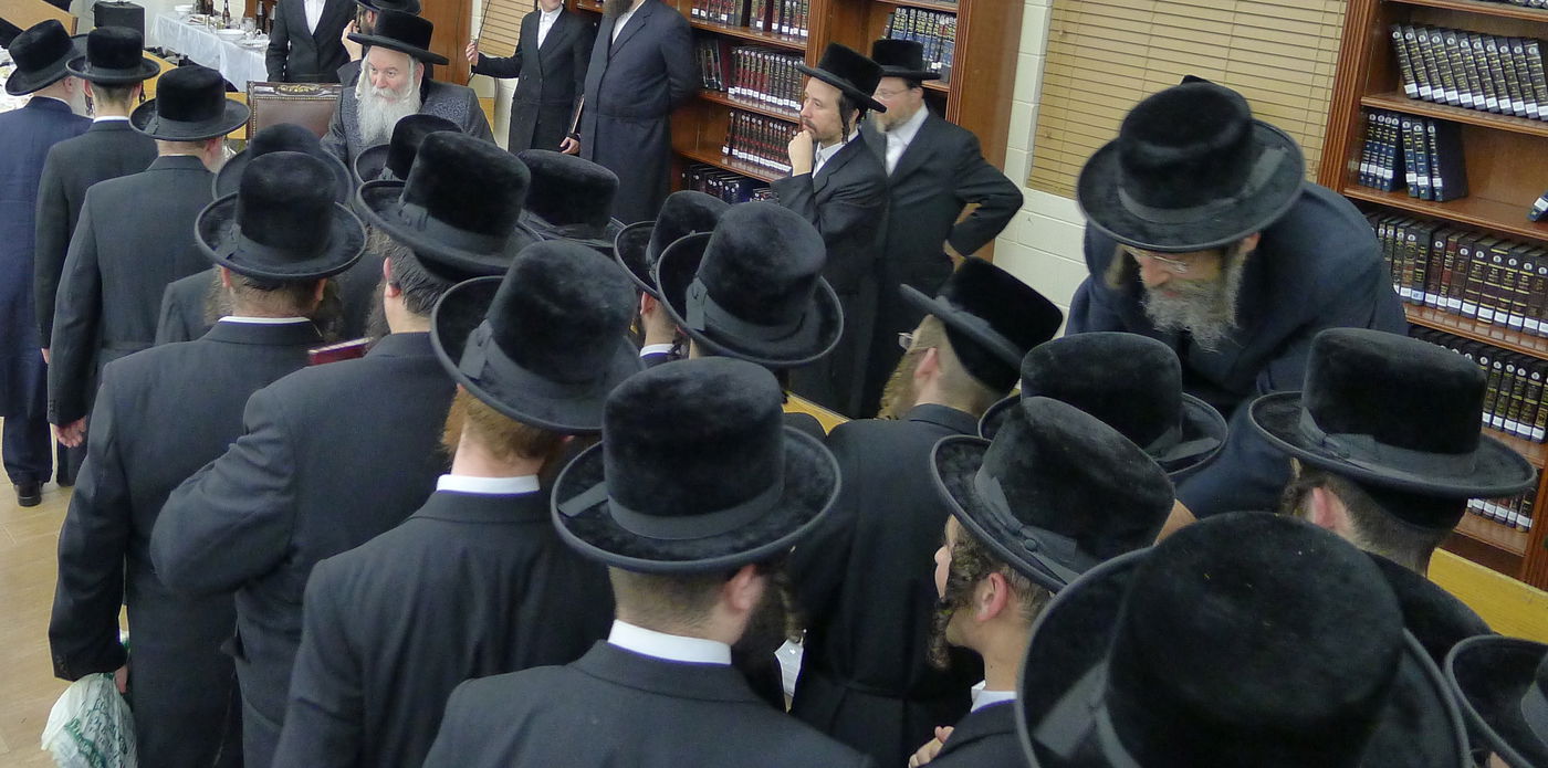 האדמו"ר מבאבוב ערך טיש יארצייט בקאנטרי • תמונות