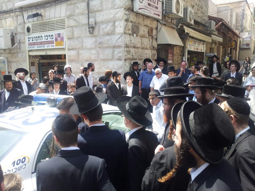 גנב נלכד בשכונת גאולה והועבר למשטרה • צפו