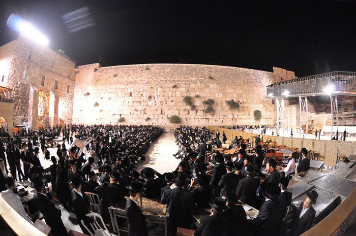 מוצאי תשעה באב בחצר הקודש בעלזא • תמונות