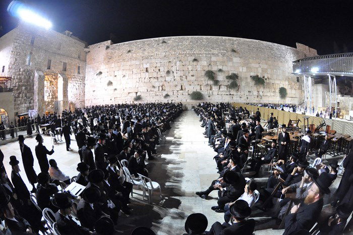 מוצאי תשעה באב בחצר הקודש בעלזא • תמונות