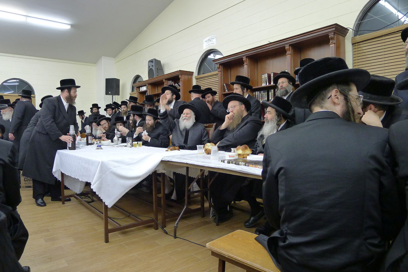 האדמו"ר מבאבוב ערך טיש יארצייט בקאנטרי • תמונות