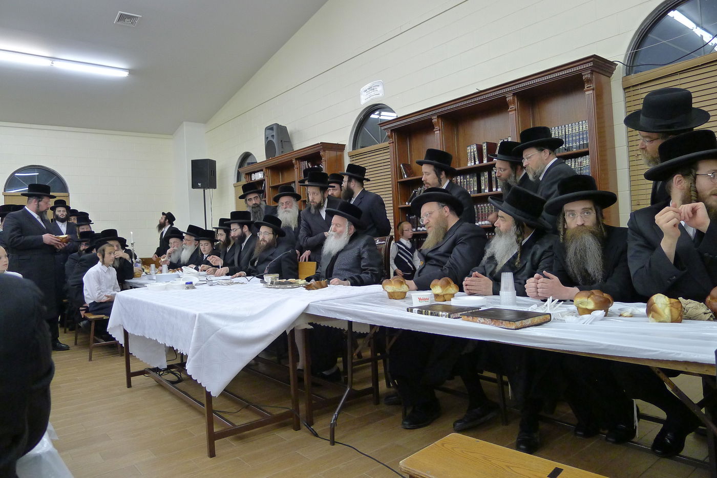 האדמו"ר מבאבוב ערך טיש יארצייט בקאנטרי • תמונות