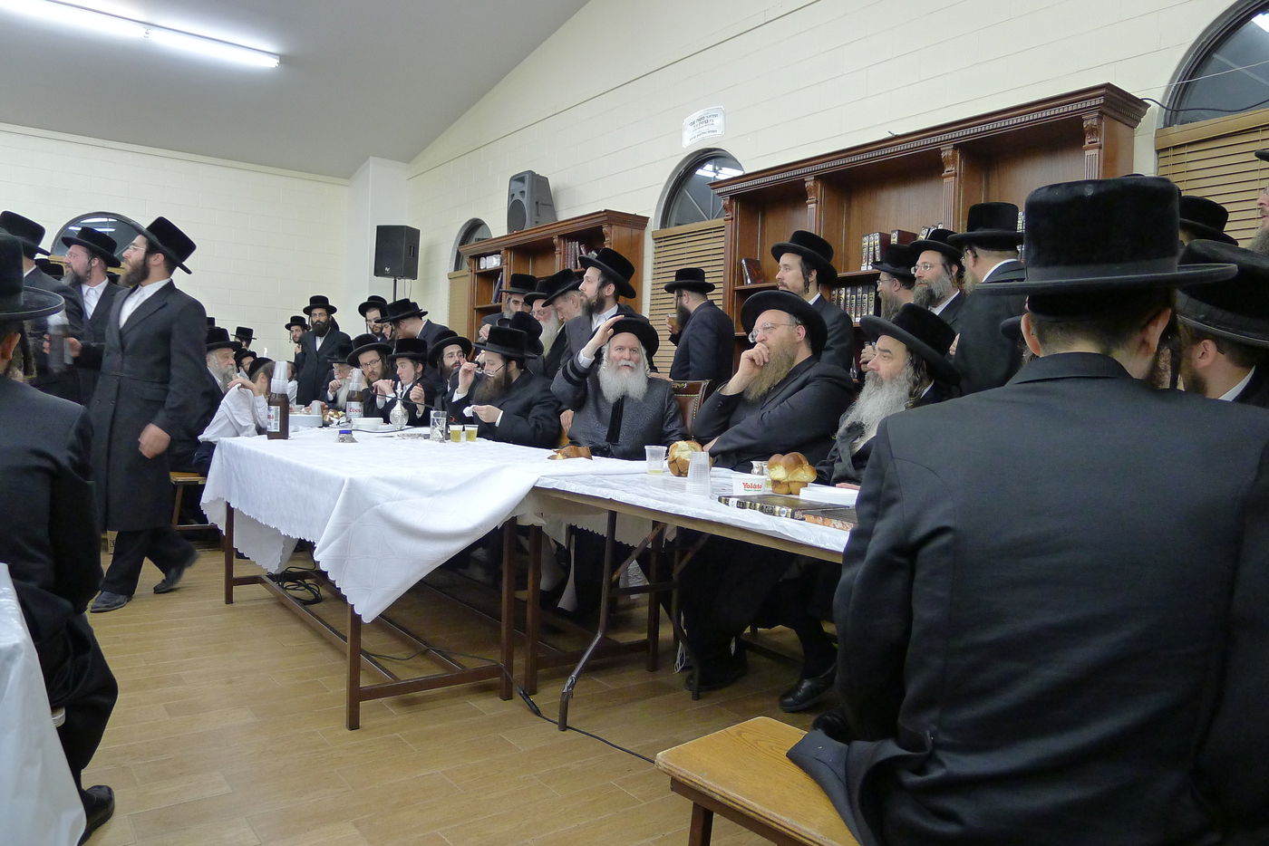 האדמו"ר מבאבוב ערך טיש יארצייט בקאנטרי • תמונות