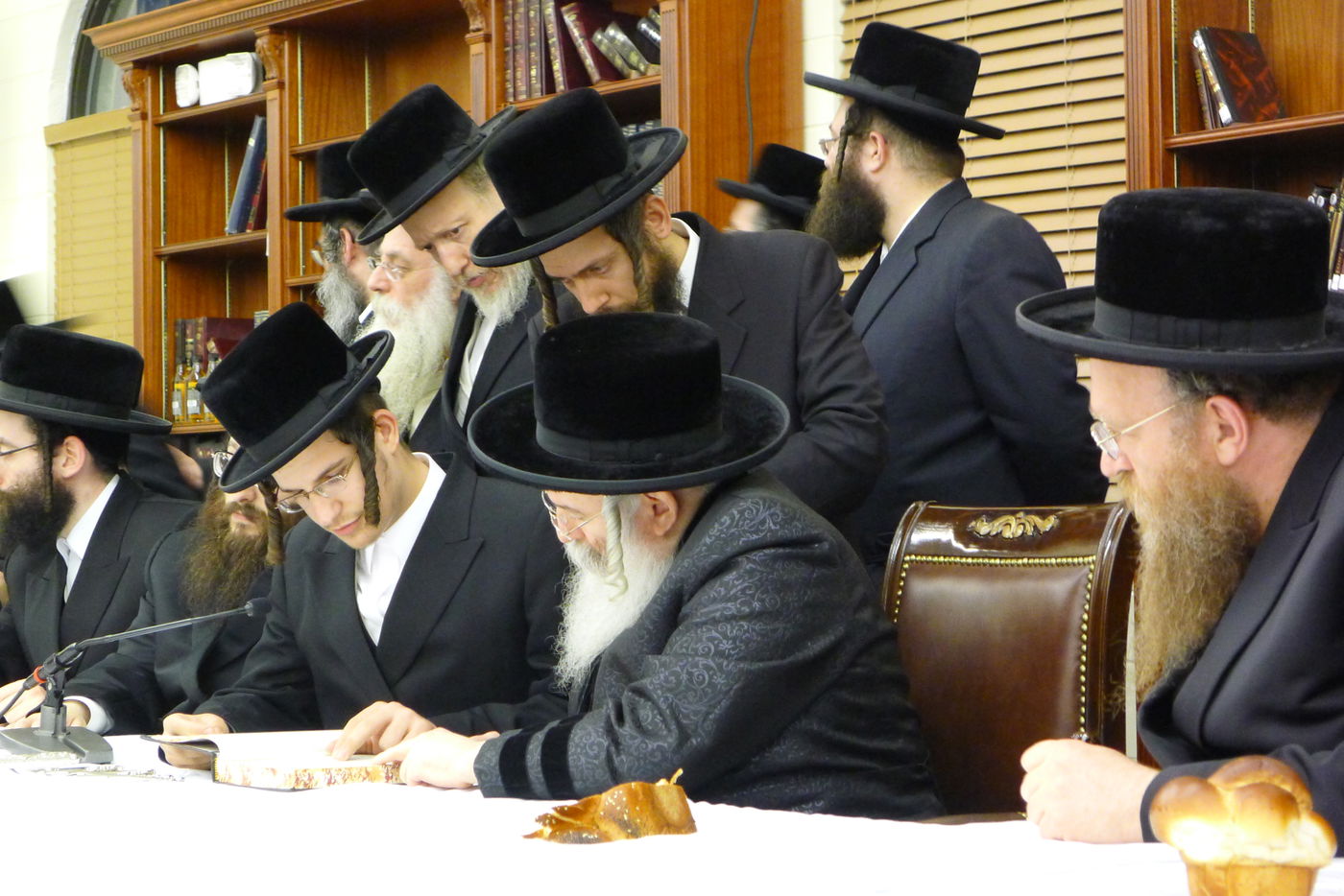 האדמו"ר מבאבוב ערך טיש יארצייט בקאנטרי • תמונות