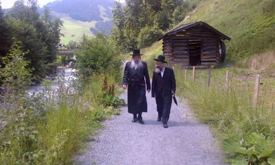 האדמו"ר מנדבורנה בעת הטיול