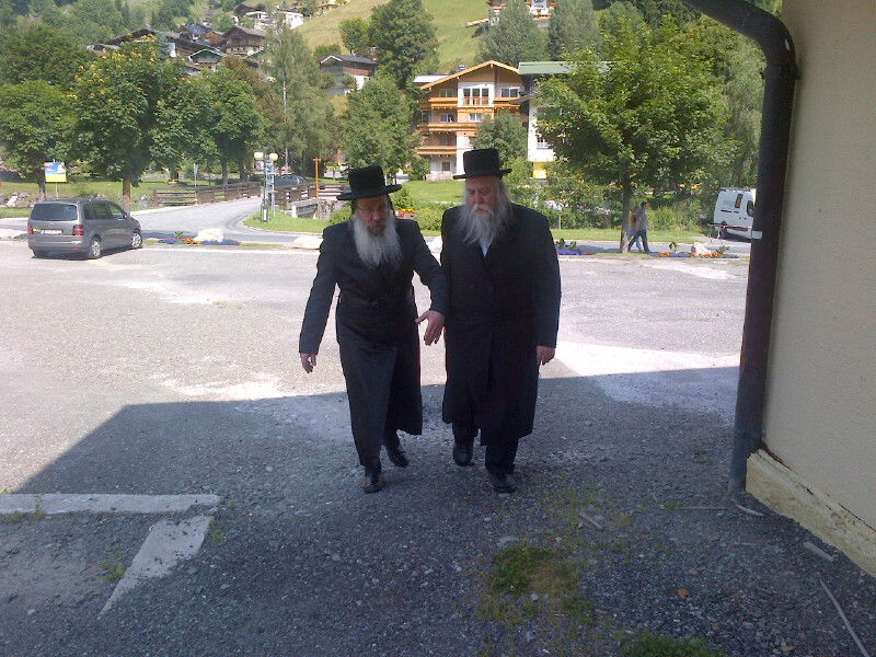 תמונות: הרבי מנדבורנה נופש באוסטריה