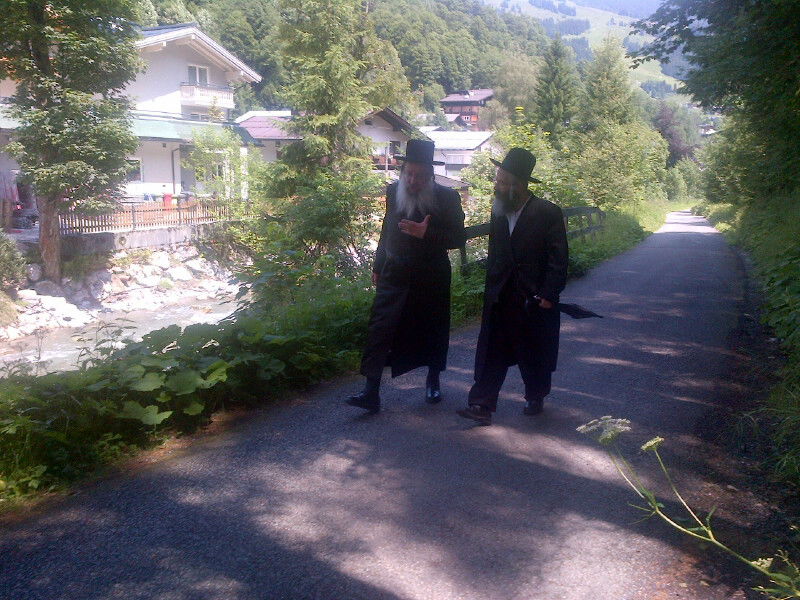 תמונות: הרבי מנדבורנה נופש באוסטריה