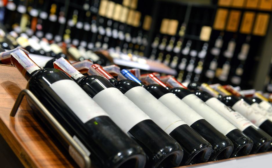 התיירים נדהמו: בקבוקי 'יין היטלר' בחנויות באיטליה