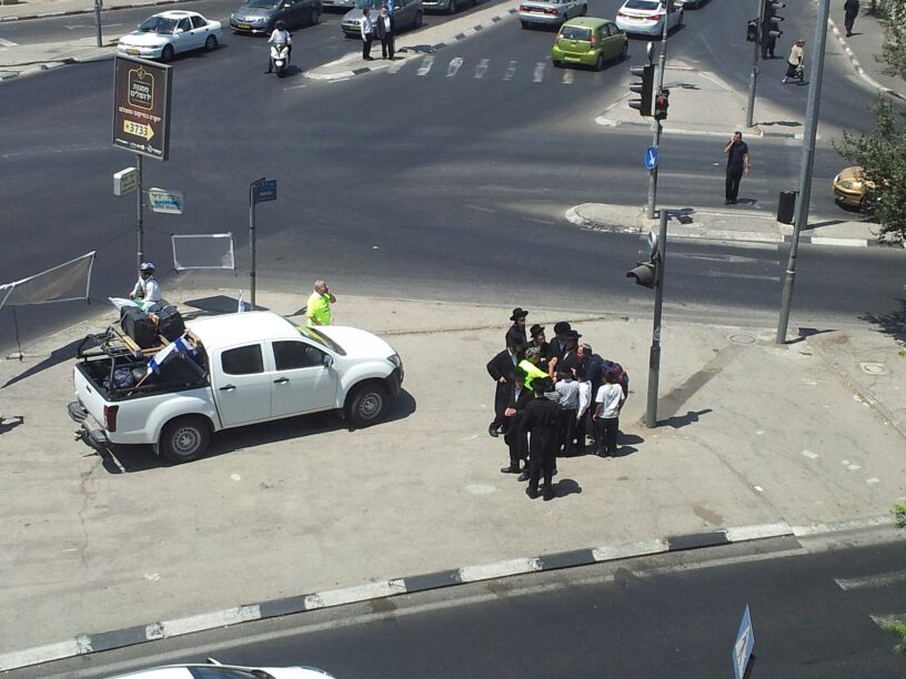 קיבוצניקים הגיעו לשכונת גאולה; המטרה: להגן על חיילים חרדים