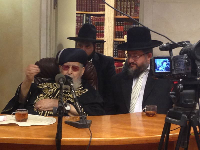 הגר"ע בשיעורו, הערב, לצידו: הרב יהודה דרעי