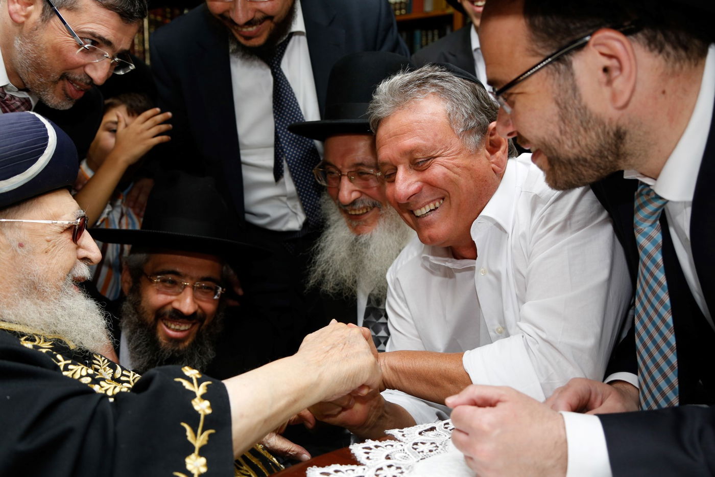 הגר"ע לרב וראש העיר חדרה: "תרימו טלפון ותשפיעו על חברי הגוף הבוחר"