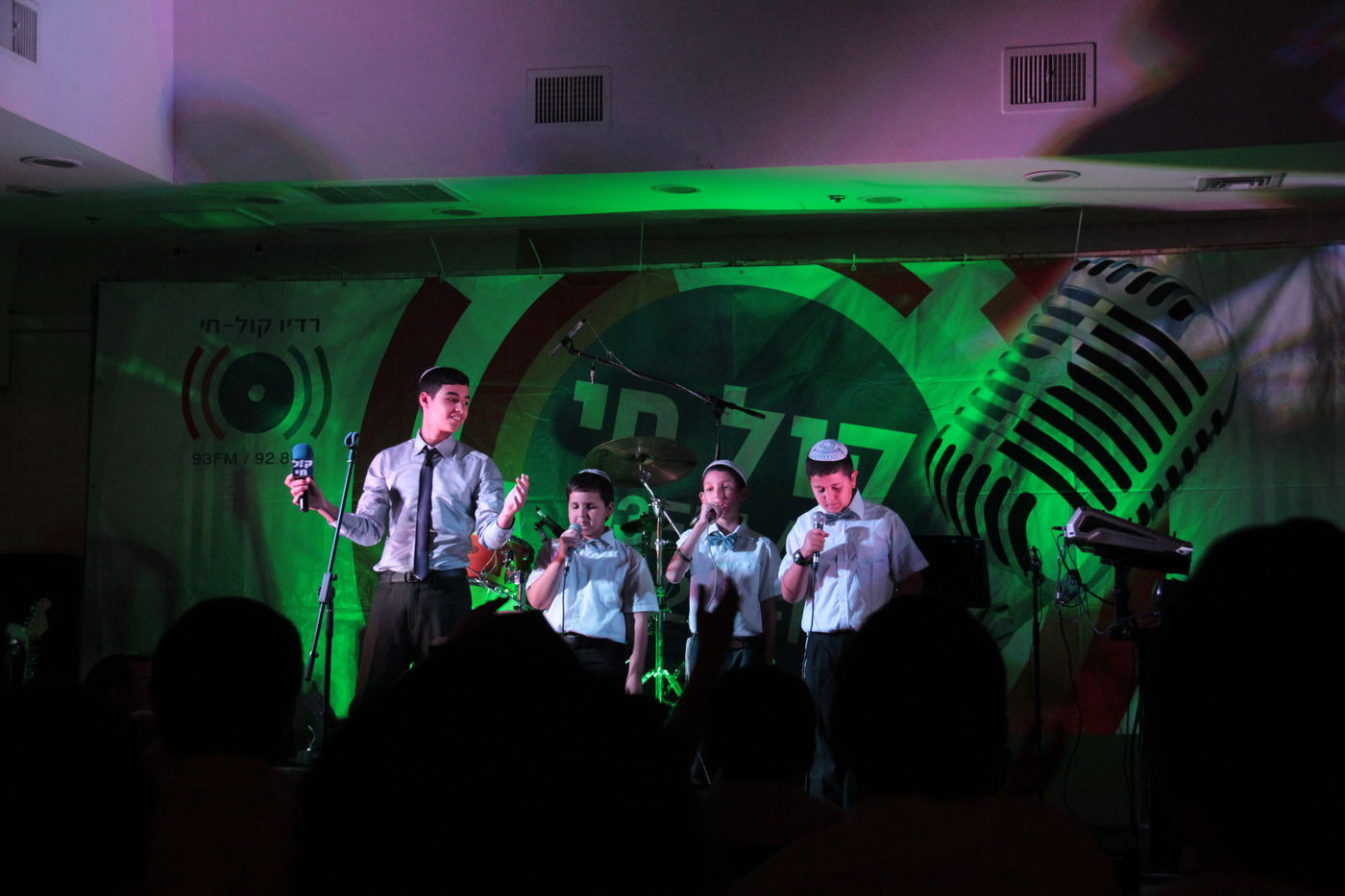 צפו: מנחם טוקר פותח את בין הזמנים