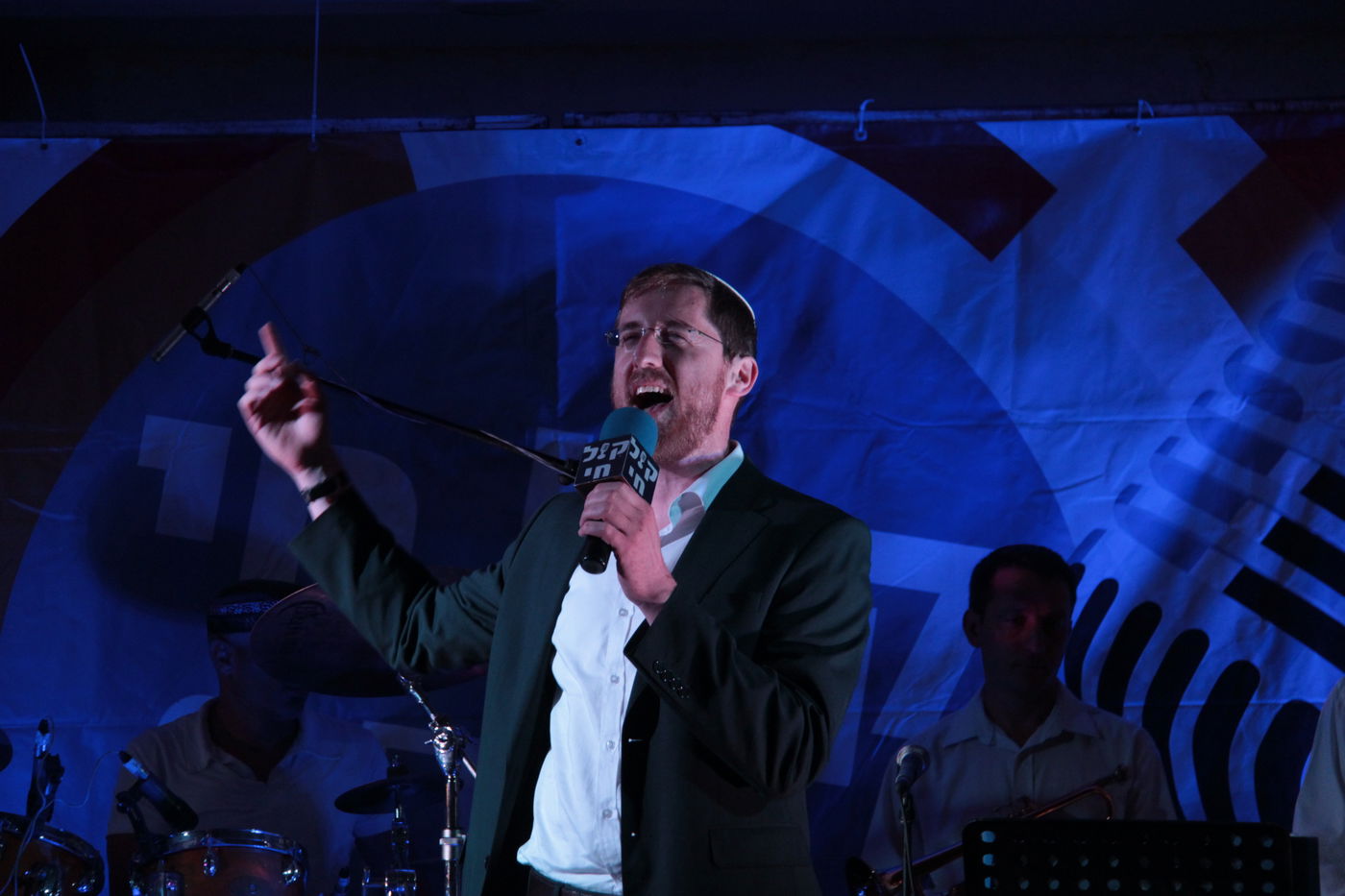 צפו: מנחם טוקר פותח את בין הזמנים