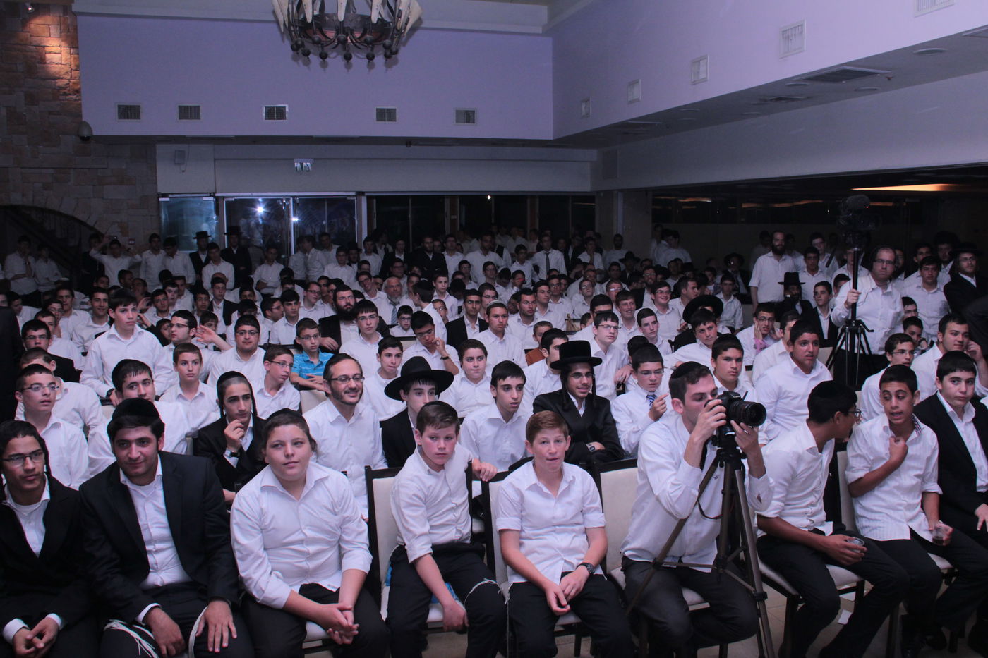 צפו: מנחם טוקר פותח את בין הזמנים