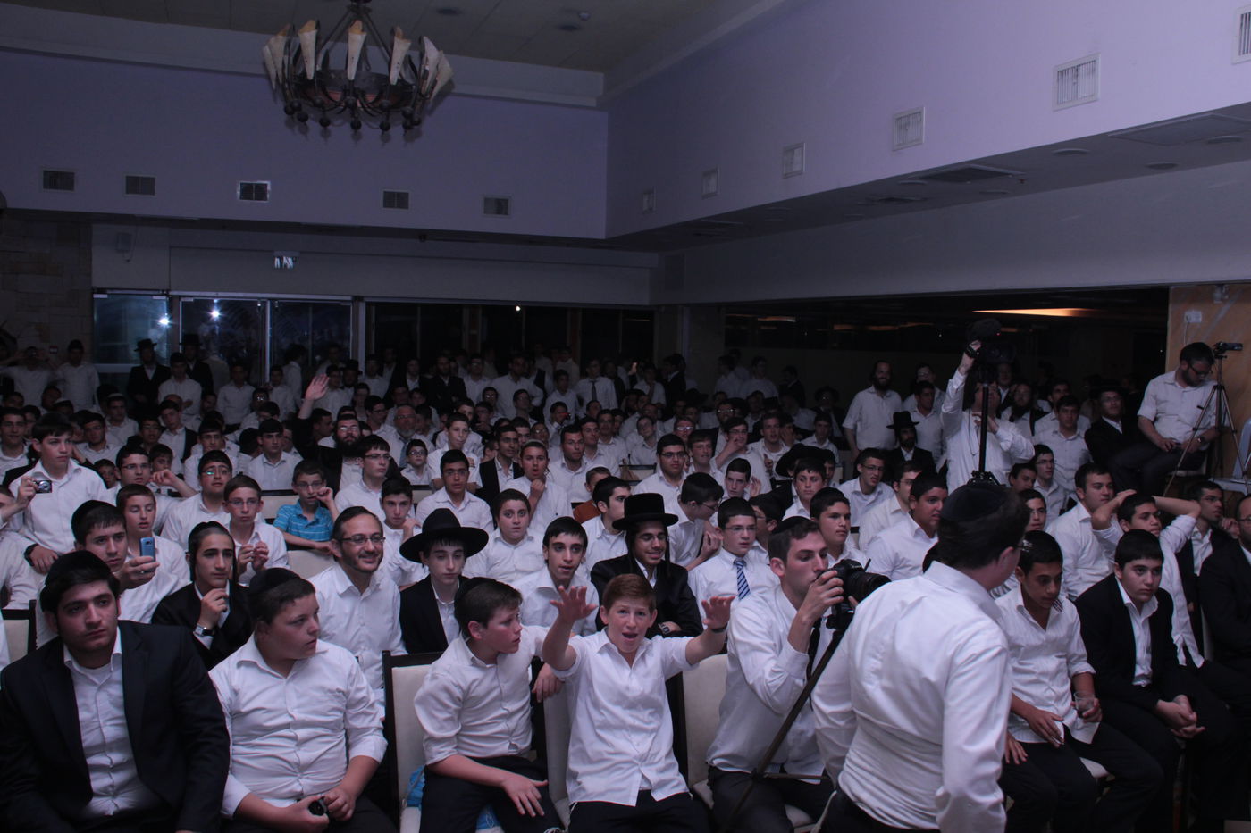 צפו: מנחם טוקר פותח את בין הזמנים