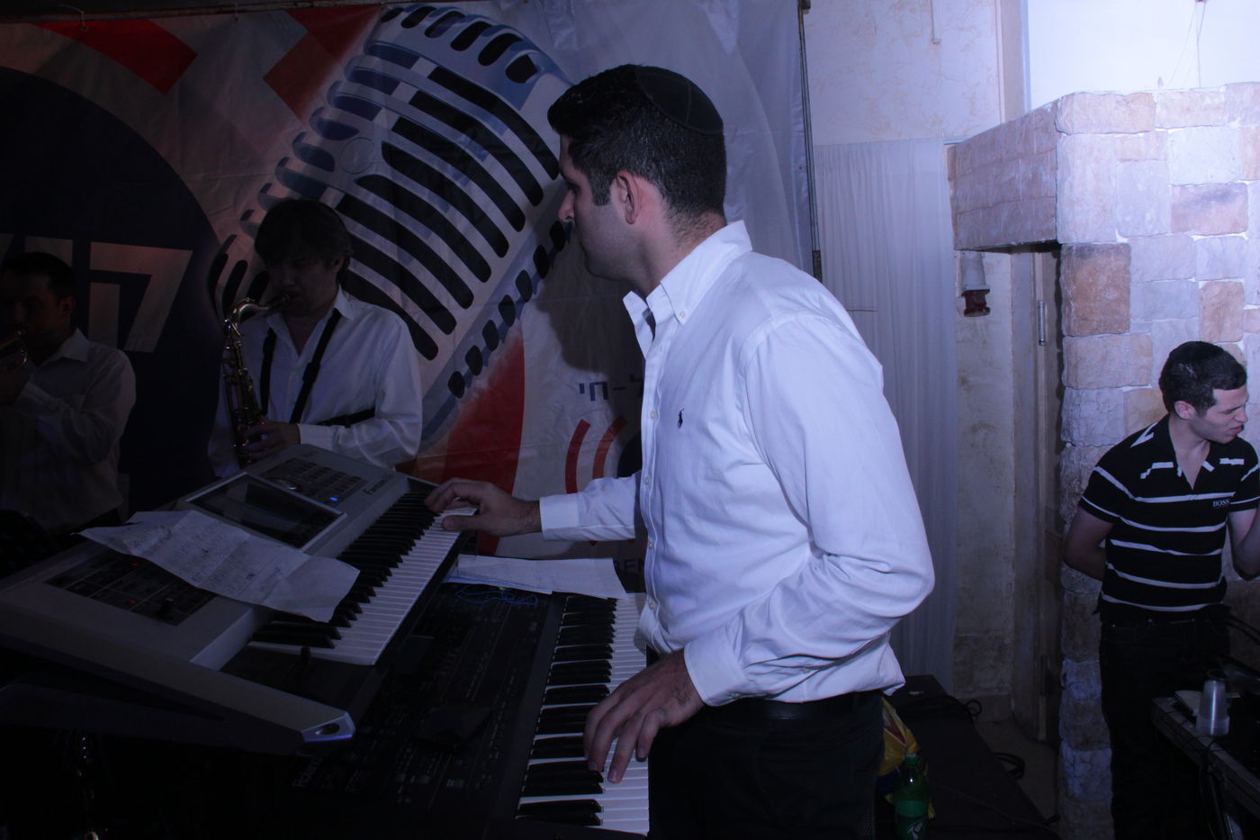 צפו: מנחם טוקר פותח את בין הזמנים