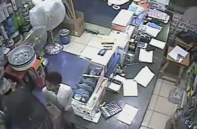 מצלמות האבטחה תיעדו: משפחה סעודית רוקנה קופה בעזרת ילד