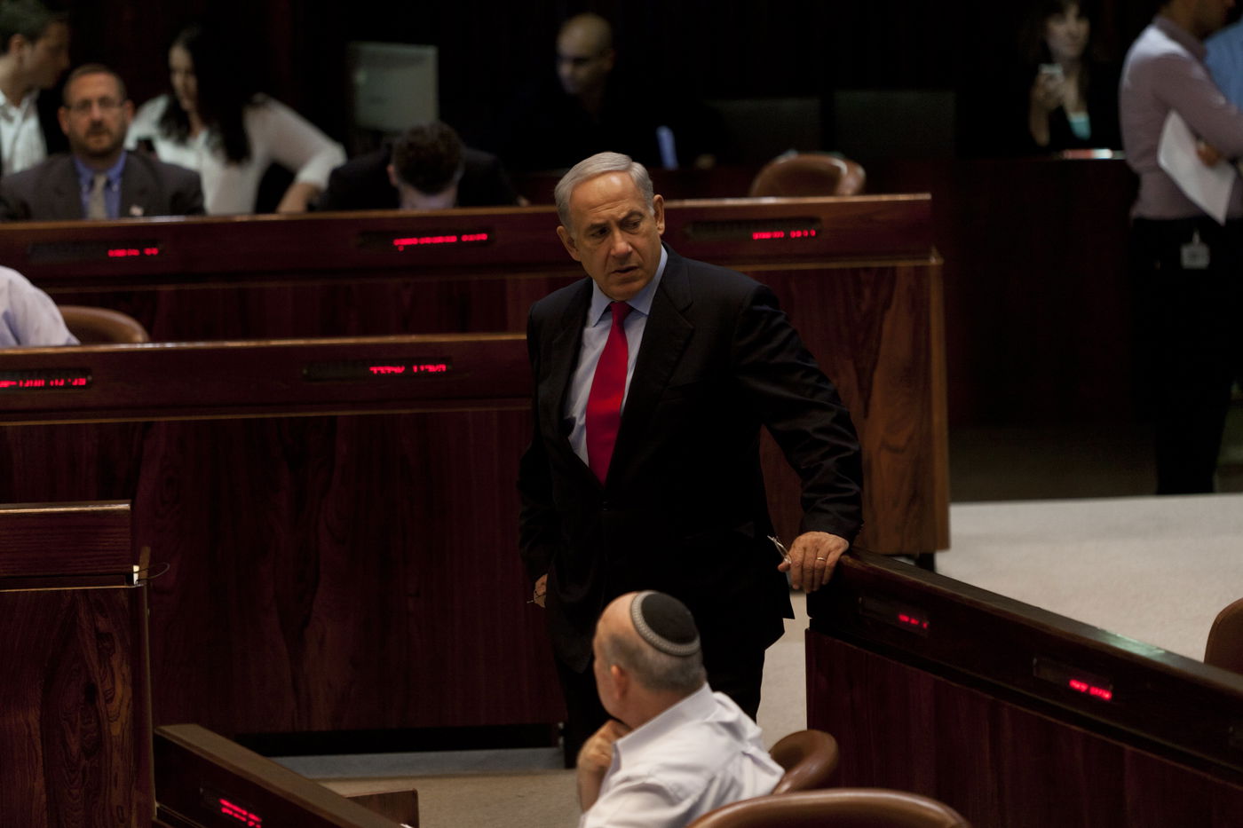 אזיקים וקריעה • תיעוד מהדיון הסוער בכנסת על חוק הגיוס