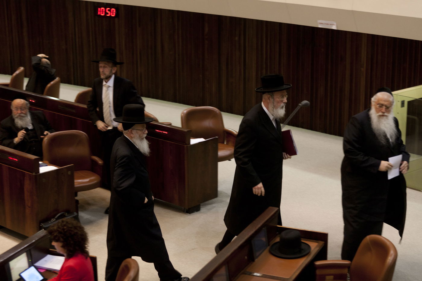 אזיקים וקריעה • תיעוד מהדיון הסוער בכנסת על חוק הגיוס