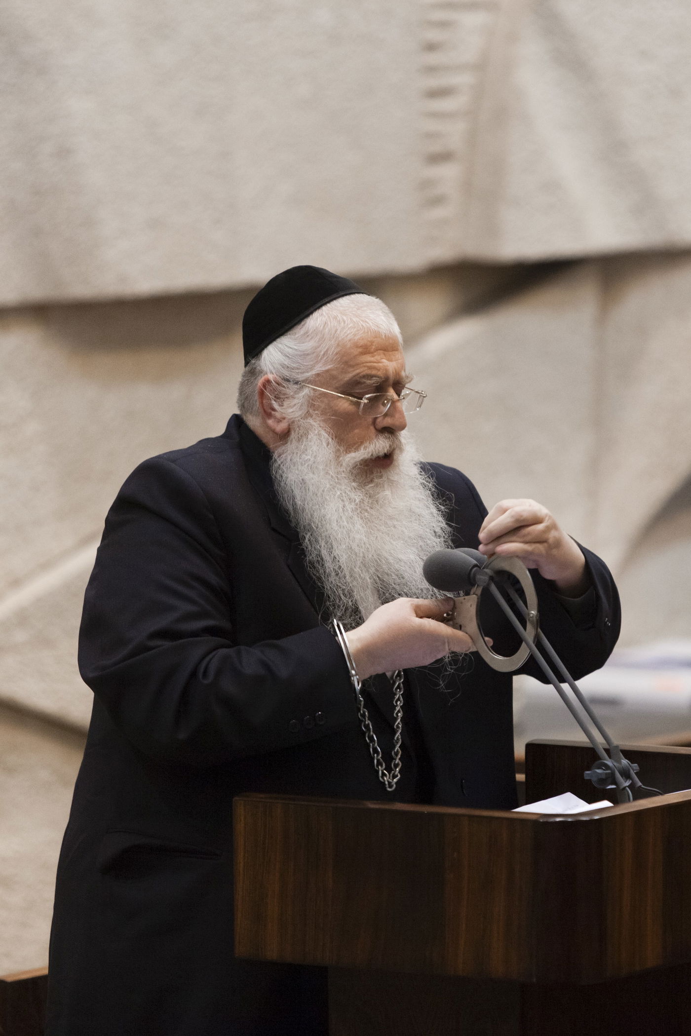 אזיקים וקריעה • תיעוד מהדיון הסוער בכנסת על חוק הגיוס