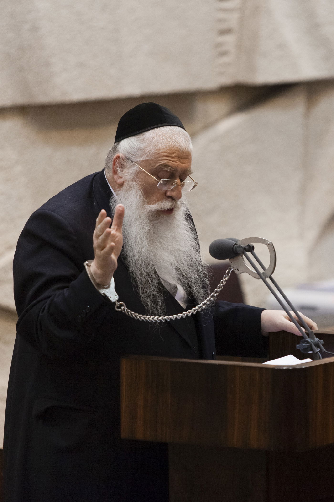 אזיקים וקריעה • תיעוד מהדיון הסוער בכנסת על חוק הגיוס