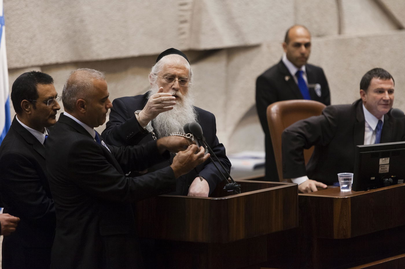 אזיקים וקריעה • תיעוד מהדיון הסוער בכנסת על חוק הגיוס