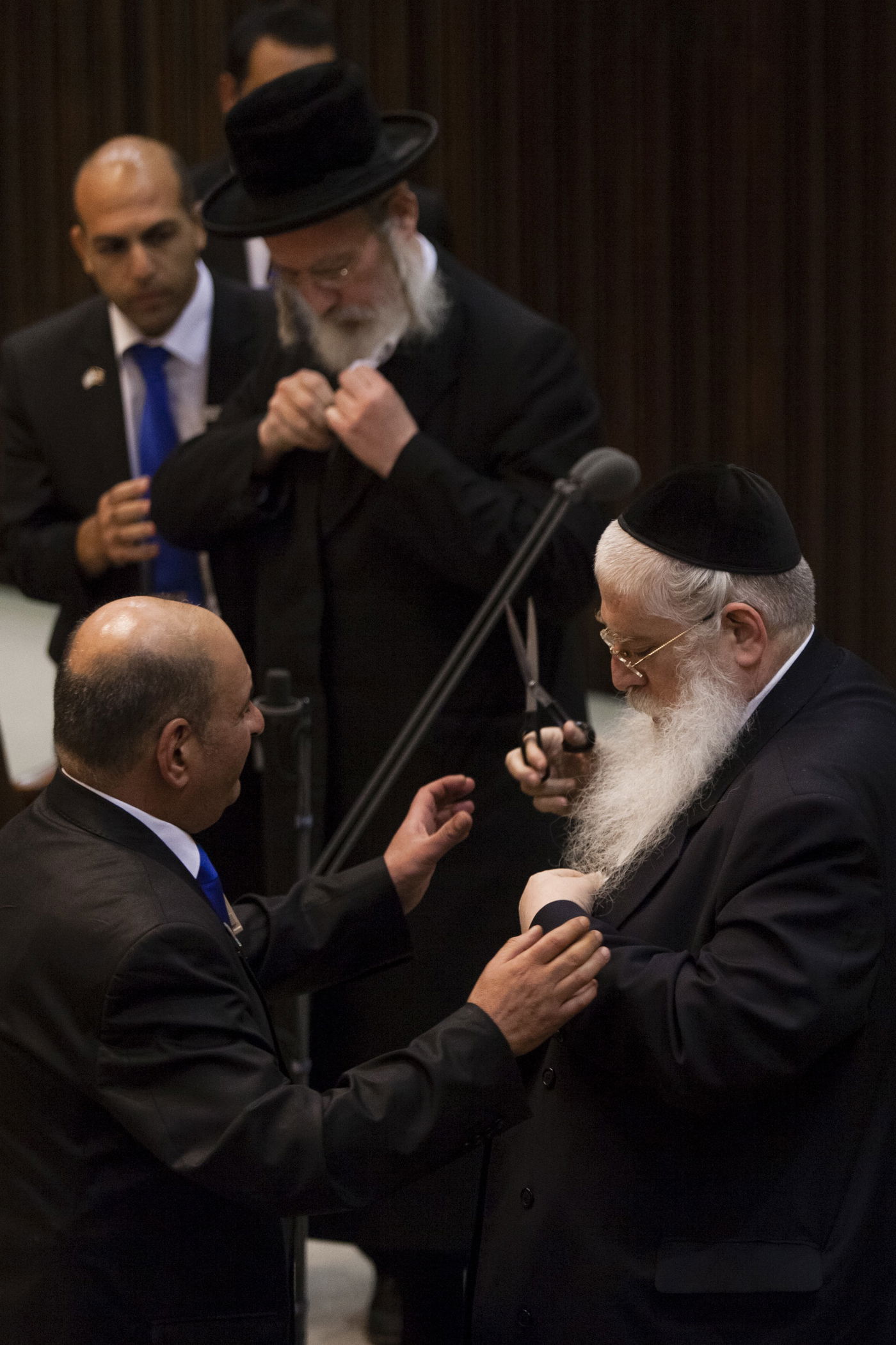 אזיקים וקריעה • תיעוד מהדיון הסוער בכנסת על חוק הגיוס