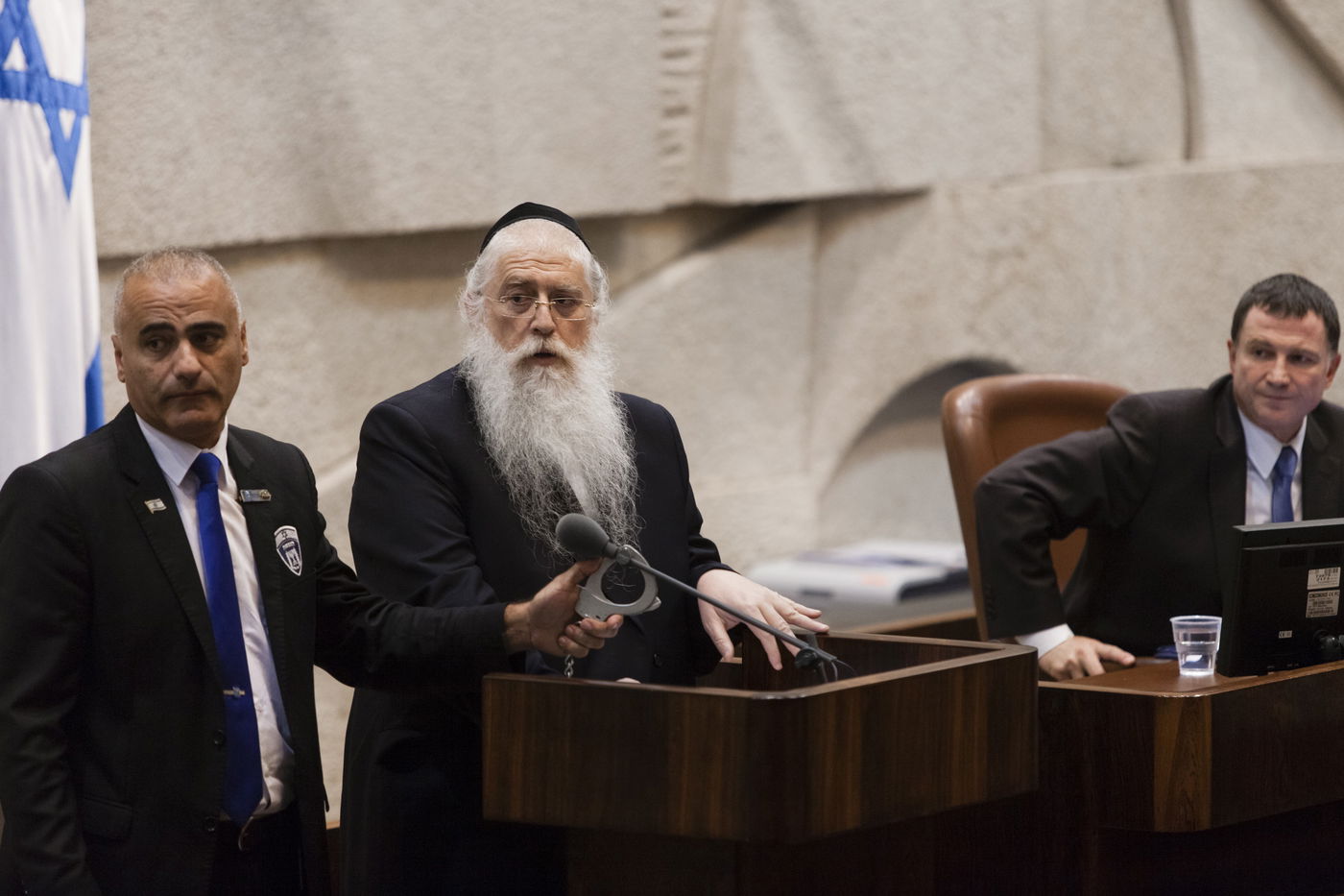 אזיקים וקריעה • תיעוד מהדיון הסוער בכנסת על חוק הגיוס