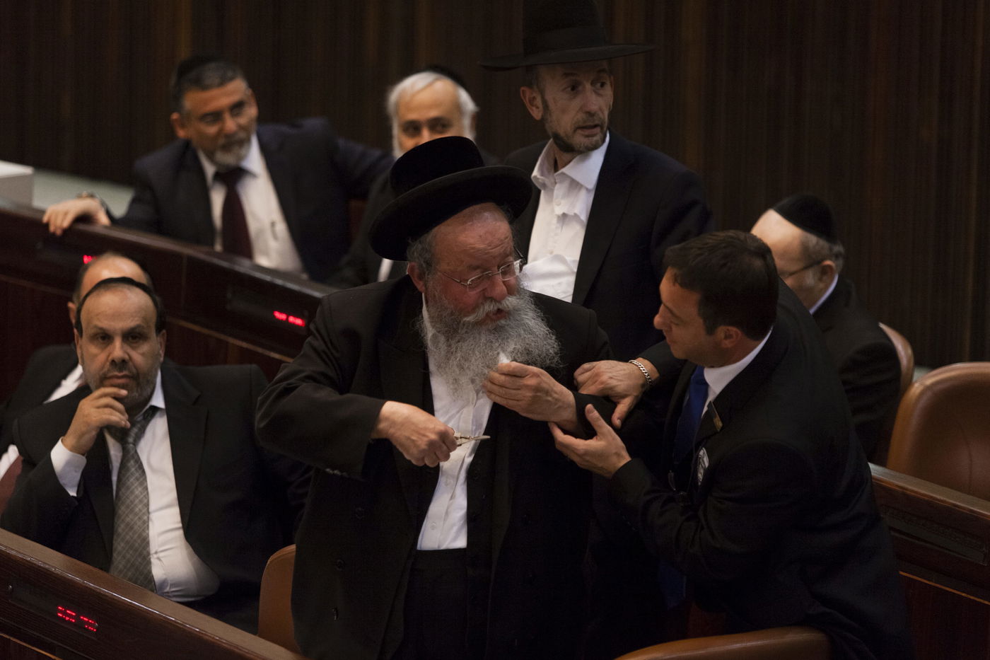 אזיקים וקריעה • תיעוד מהדיון הסוער בכנסת על חוק הגיוס