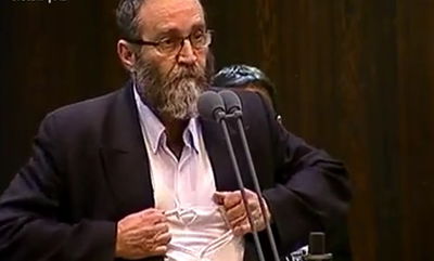 פרוש כבול באזיקים, חבריו לסיעה עושים 'קריעה' • צפו