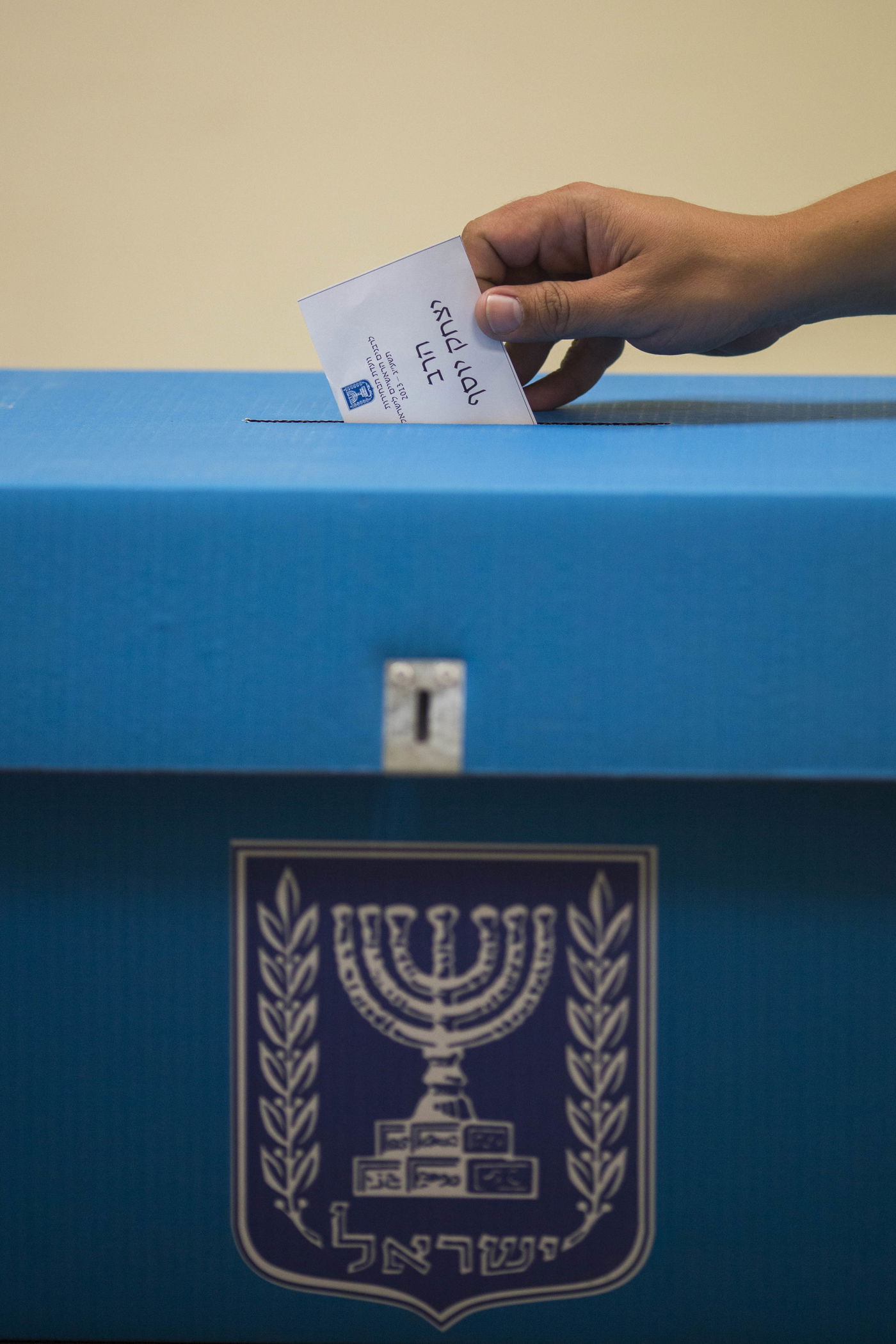 ההכנות האחרונות בקלפי הבחירות לרבנות הראשית • תיעוד