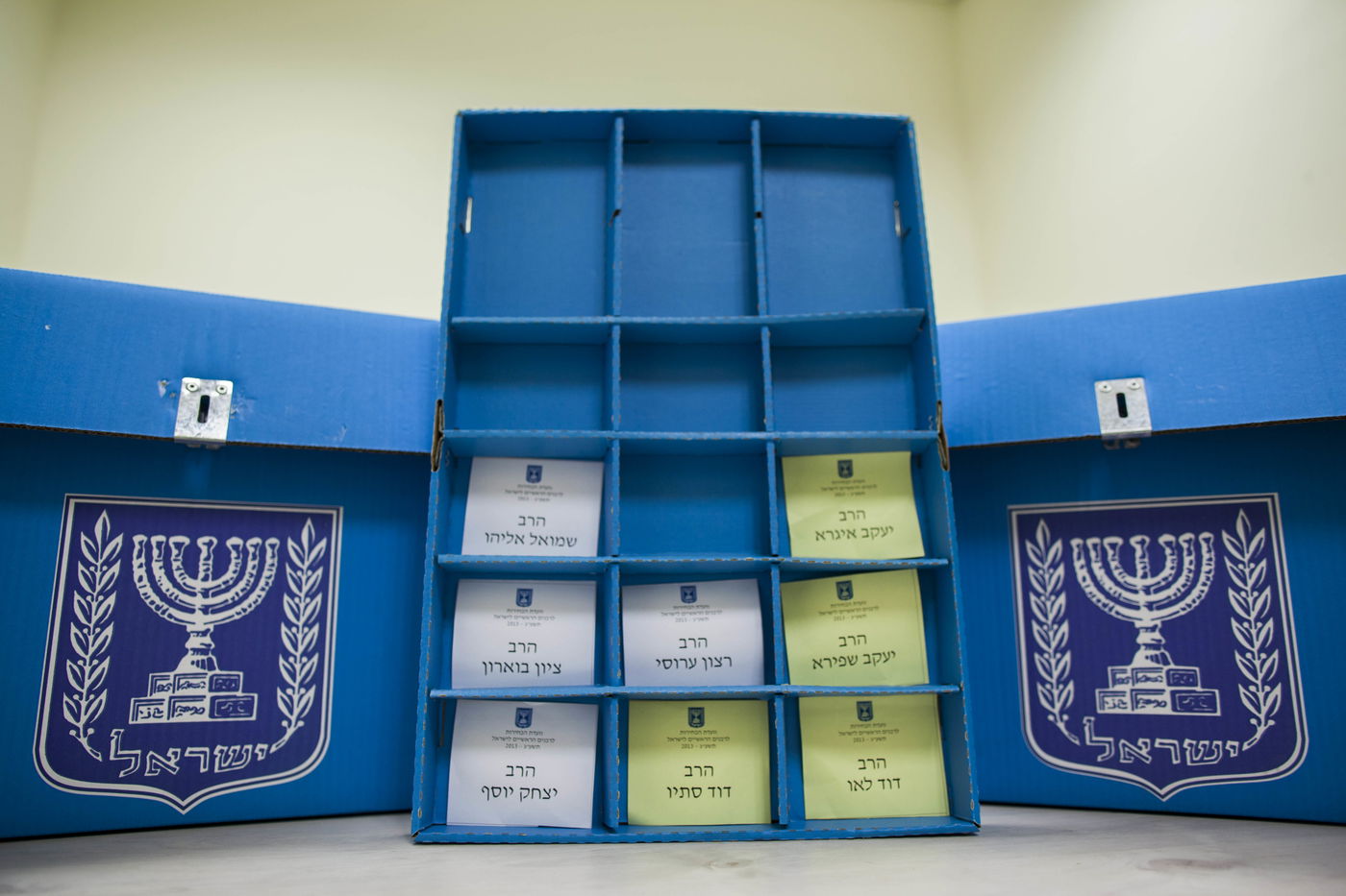 ההכנות האחרונות בקלפי הבחירות לרבנות הראשית • תיעוד