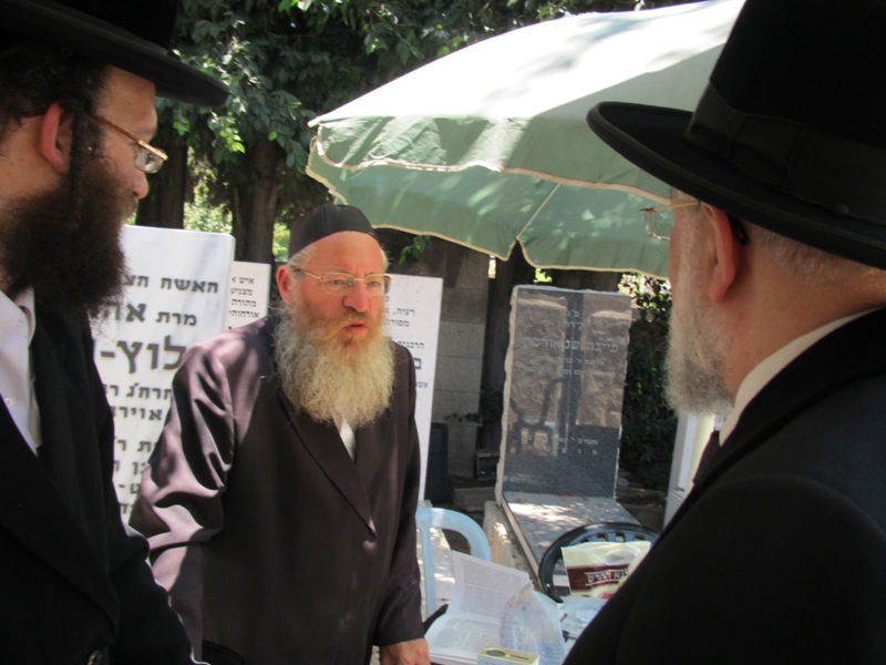 לפני הבחירות - נוסעים לגבעתיים: "הצדיקים יתפללו וימליצו יושר"